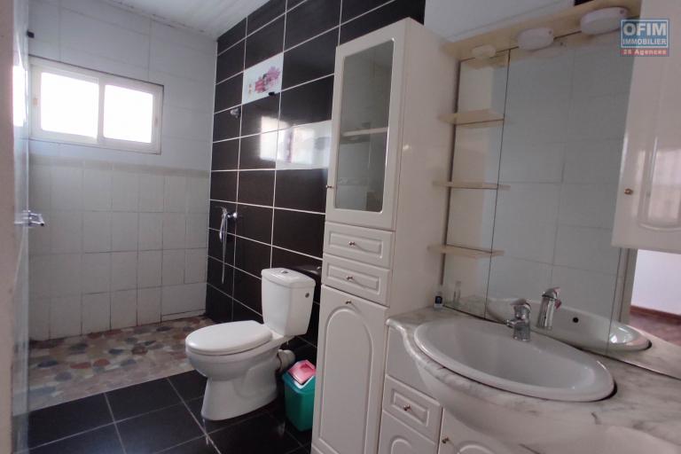 A LOUER Villa F6 dans un quartier résidentiel à 7mn à pieds du lycée Français a Ambatobe, Contact Francia  0340221869