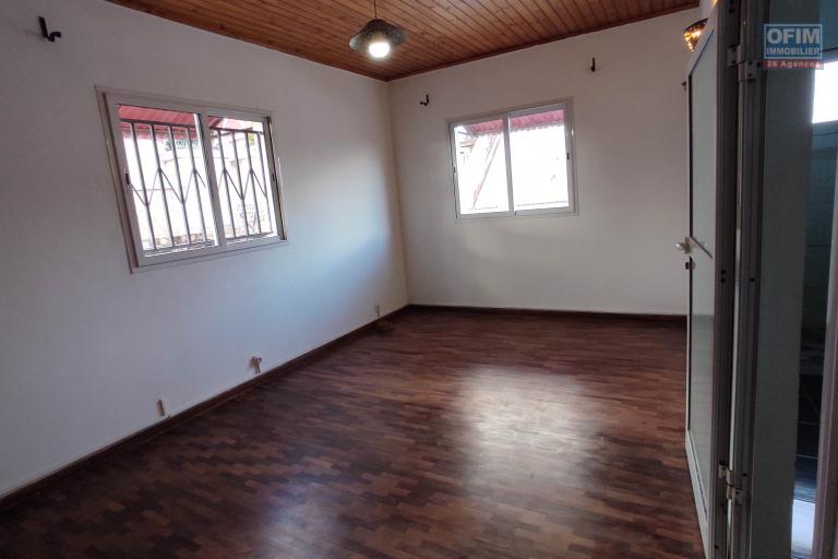 A LOUER Villa F6 dans un quartier résidentiel à 7mn à pieds du lycée Français a Ambatobe, Contact Francia  0340221869