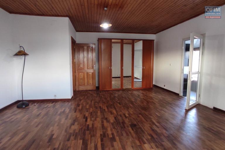 A LOUER Villa F6 dans un quartier résidentiel à 7mn à pieds du lycée Français a Ambatobe, Contact Francia  0340221869
