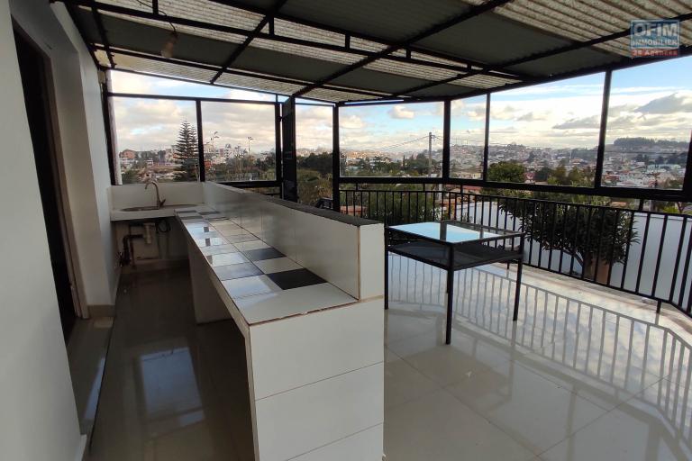 A LOUER Villa F6 dans un quartier résidentiel à 7mn à pieds du lycée Français a Ambatobe, Contact Francia  0340221869