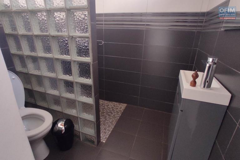 A LOUER Villa F6 dans un quartier résidentiel à 7mn à pieds du lycée Français a Ambatobe, Contact Francia  0340221869