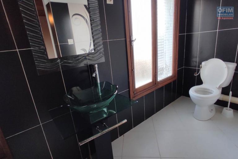 A LOUER Villa F6 dans un quartier résidentiel à 7mn à pieds du lycée Français a Ambatobe, Contact Francia  0340221869