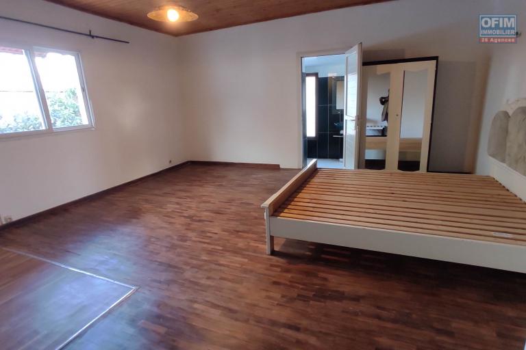 A LOUER Villa F6 dans un quartier résidentiel à 7mn à pieds du lycée Français a Ambatobe, Contact Francia  0340221869
