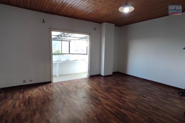 A LOUER Villa F6 dans un quartier résidentiel à 7mn à pieds du lycée Français a Ambatobe, Contact Francia  0340221869