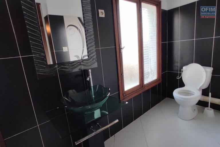 A LOUER Villa F6 dans un quartier résidentiel à 7mn à pieds du lycée Français a Ambatobe, Contact Francia  0340221869