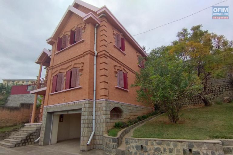 A louer, une villa de style traditionnelle F5 à Andranomena- Ambohibao