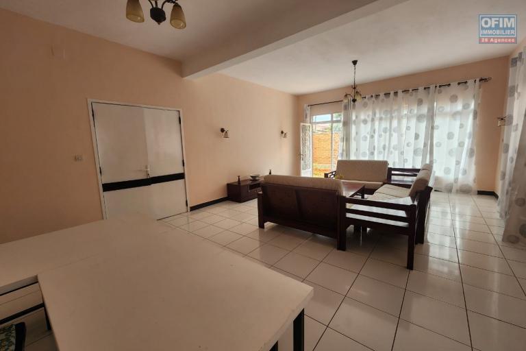 À louer un appartement meublé situé à Mandrosoa Ivato
