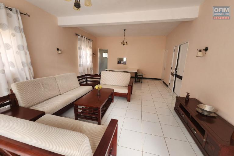 À louer un appartement meublé situé à Mandrosoa Ivato