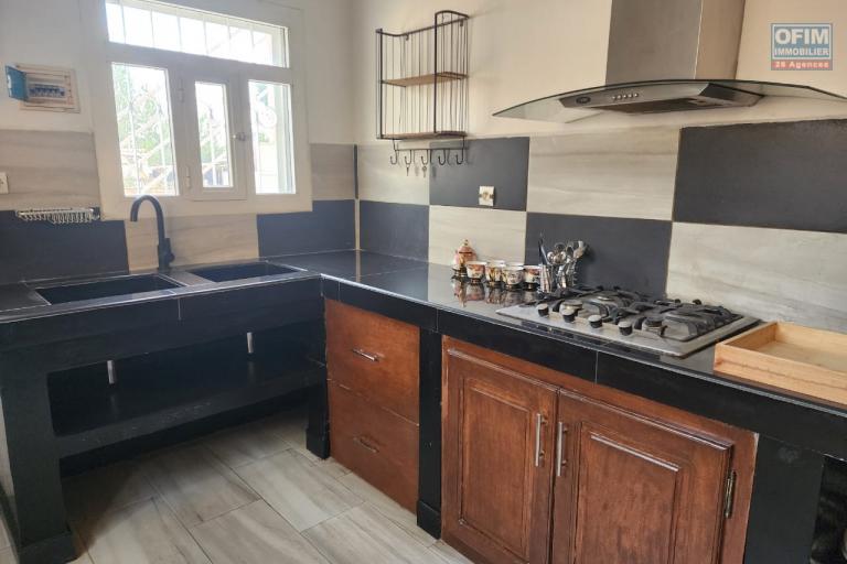 À louer un appartement meublé situé à Mandrosoa Ivato
