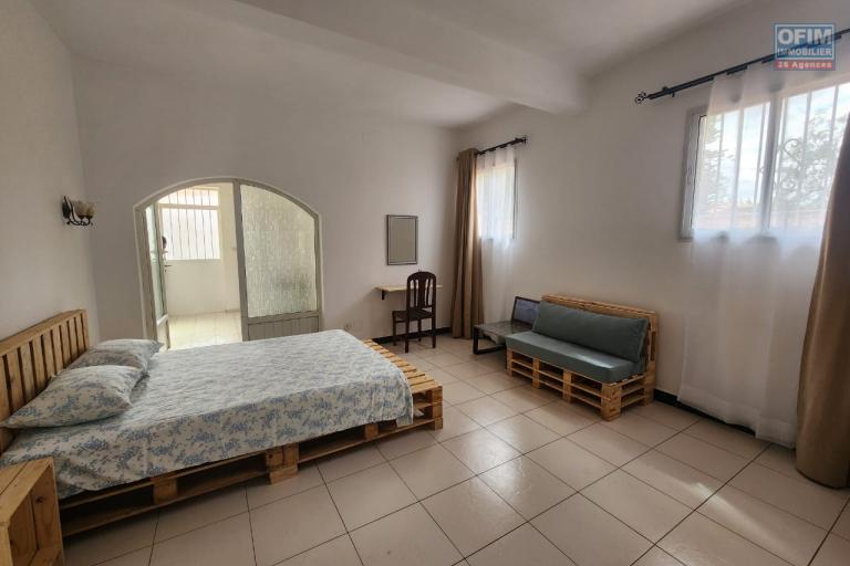 À louer un appartement meublé situé à Mandrosoa Ivato
