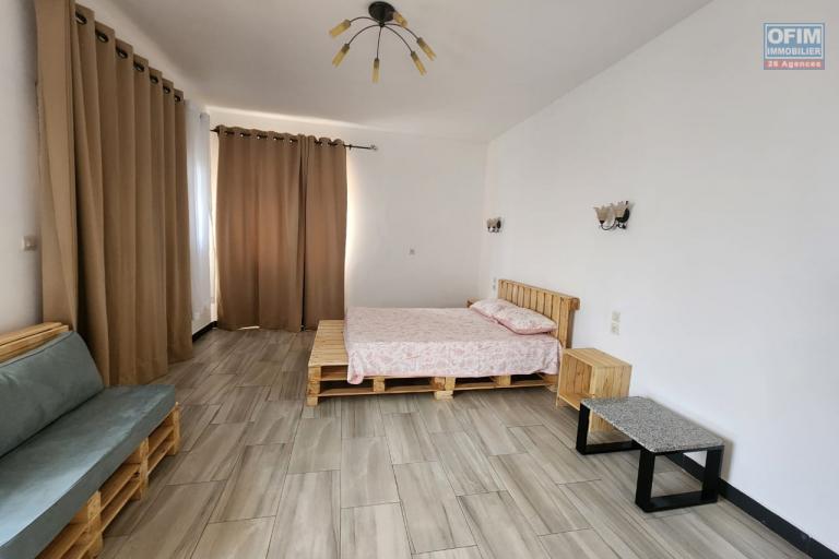 À louer un appartement meublé situé à Mandrosoa Ivato