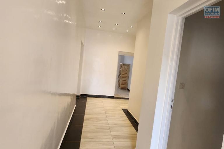 À louer un appartement meublé situé à Mandrosoa Ivato