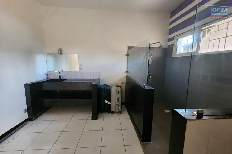 À louer un appartement meublé situé à Mandrosoa Ivato