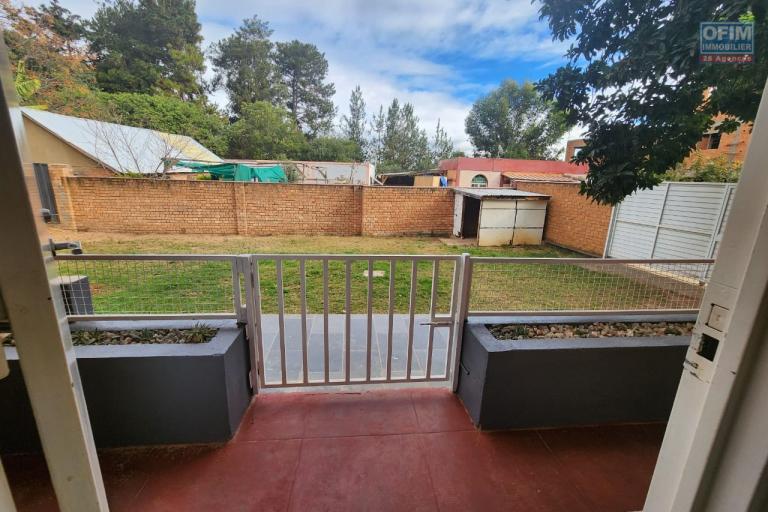 À louer un appartement meublé situé à Mandrosoa Ivato