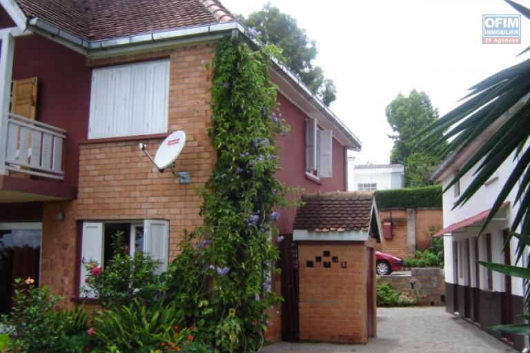 OFIM immobilier loue une villa F4 sur Ankerana nichée sur un terrain de 1000m2 à 5min d'ankorondrano.