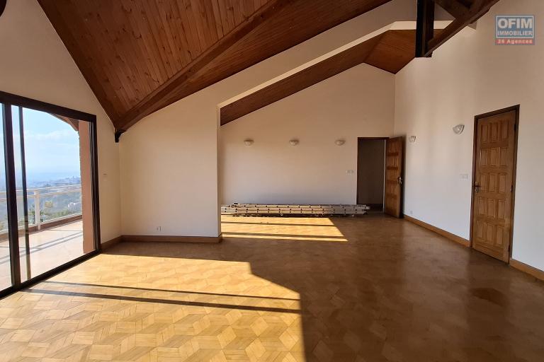 OFIM immobilier loue un appartement T3 sur la haute ville, à 10 minutes d'analakely.