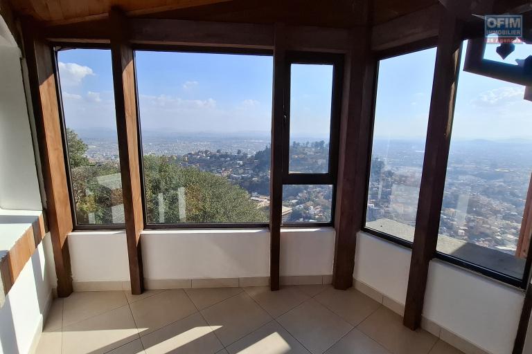 OFIM immobilier loue un appartement T3 sur la haute ville, à 10 minutes d'analakely.