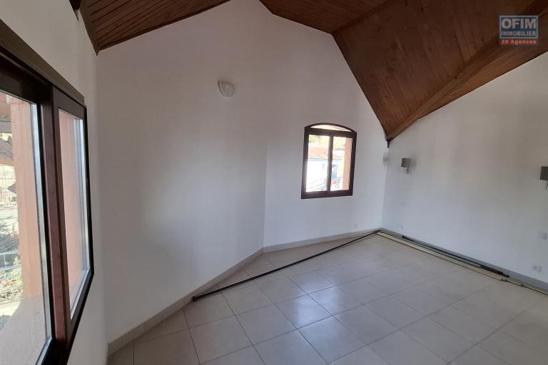 OFIM immobilier loue un appartement T3 sur la haute ville, à 10 minutes d'analakely.