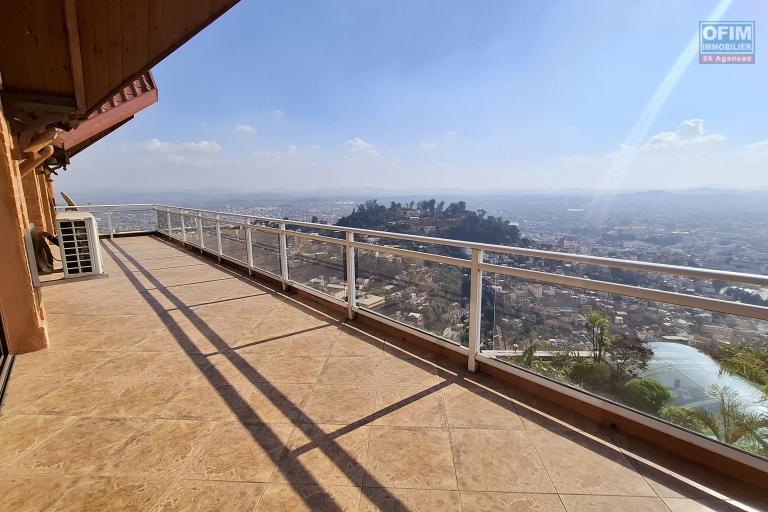 OFIM immobilier loue un appartement T3 sur la haute ville, à 10 minutes d'analakely.