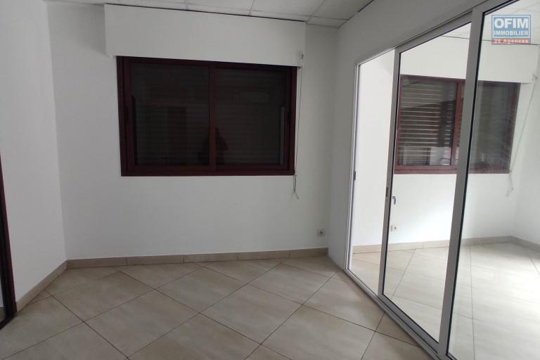un local professionnel ou commercial de  450m2 en bord de la route à Ankadivato