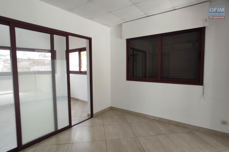 un local professionnel ou commercial de  450m2 en bord de la route à Ankadivato