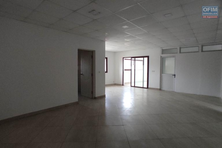 un local professionnel ou commercial de  450m2 en bord de la route à Ankadivato