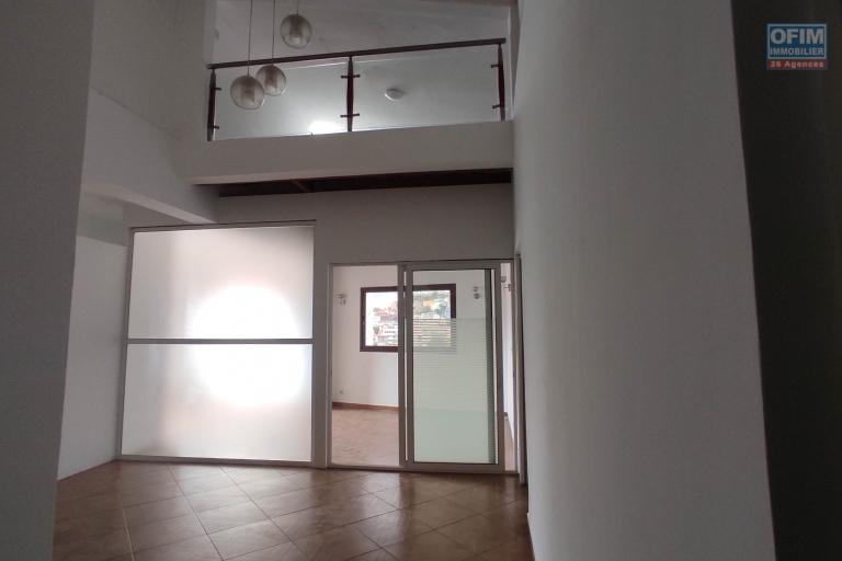 un local professionnel ou commercial de  450m2 en bord de la route à Ankadivato