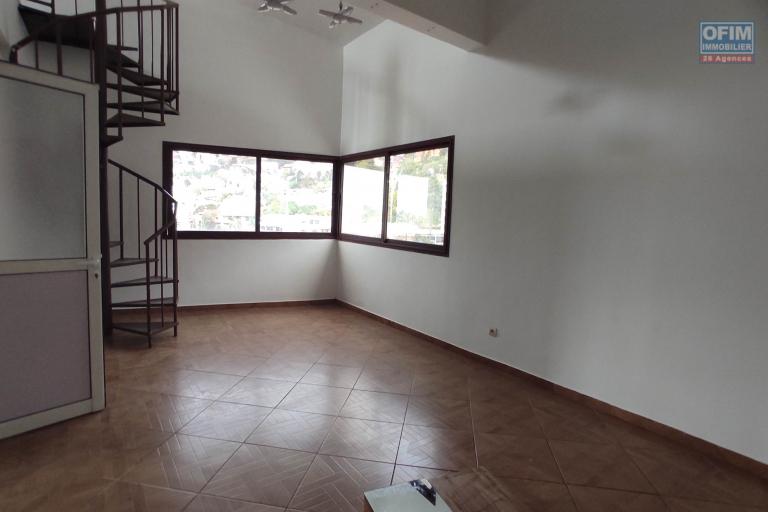 un local professionnel ou commercial de  450m2 en bord de la route à Ankadivato