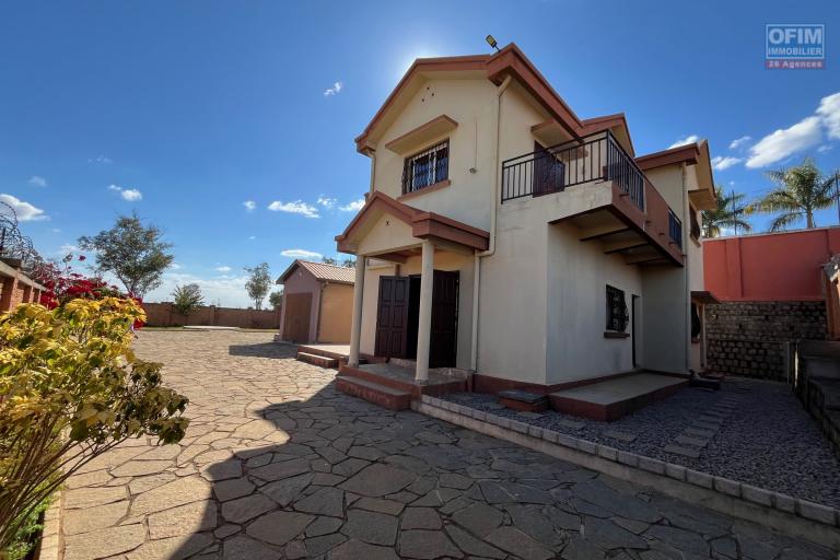 Vente ou location d'une maison F6 &agrave; Andranovelona Ilafy sur terrain de 800m2