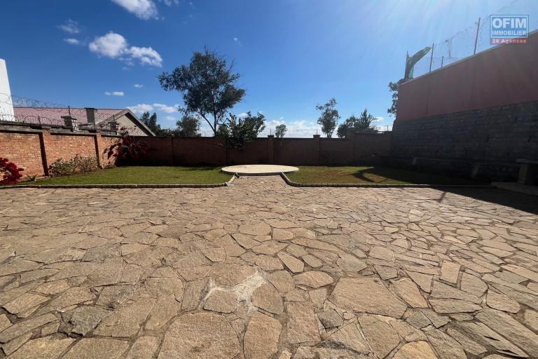 Vente d'une maison F6 à Andranovelona Ilafy sur terrain de 800m2