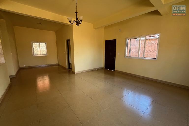 Vente ou location d'une maison F6 &agrave; Andranovelona Ilafy sur terrain de 800m2