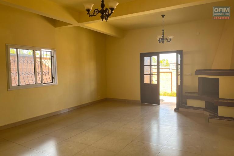 Vente d'une maison F6 à Andranovelona Ilafy sur terrain de 800m2
