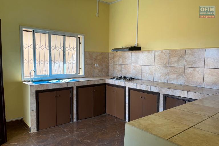 Vente d'une maison F6 à Andranovelona Ilafy sur terrain de 800m2