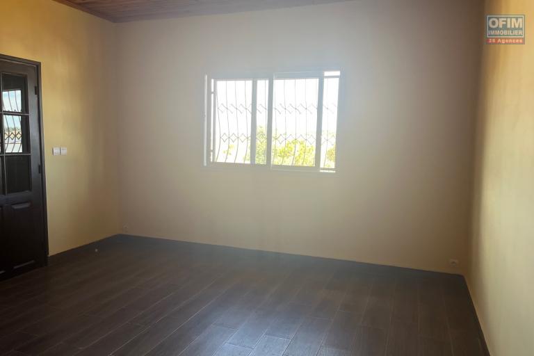Vente ou location d'une maison F6 &agrave; Andranovelona Ilafy sur terrain de 800m2