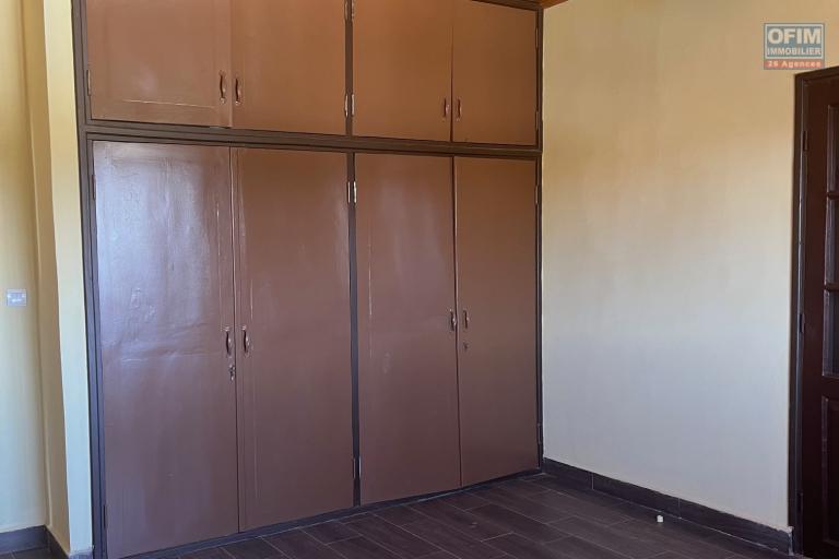Vente d'une maison F6 à Andranovelona Ilafy sur terrain de 800m2