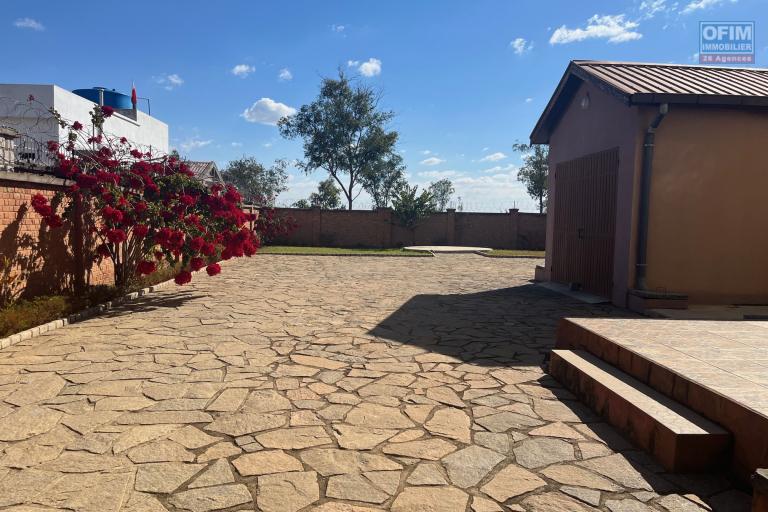 Vente d'une maison F6 à Andranovelona Ilafy sur terrain de 800m2