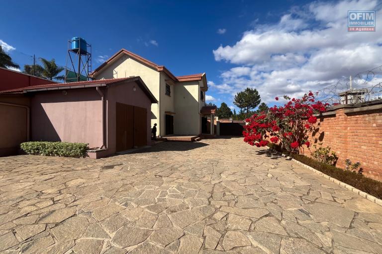 Vente d'une maison F6 à Andranovelona Ilafy sur terrain de 800m2
