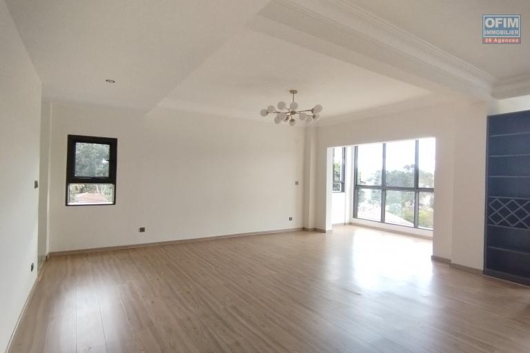 EN EXCLUSIVITE, A vendre appartement T4 de 145 m2, dans une résidence avec piscine à Talatamaty proche Ivato-Antananarivo
