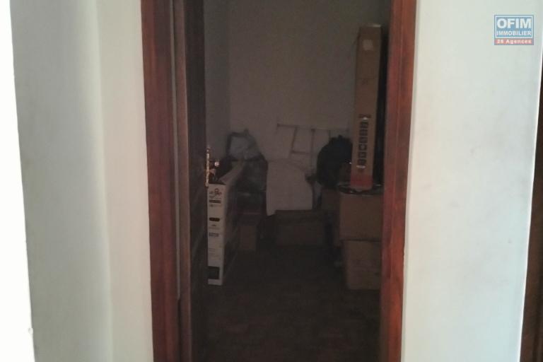 A LOUER- Local et appartements à usage bureau