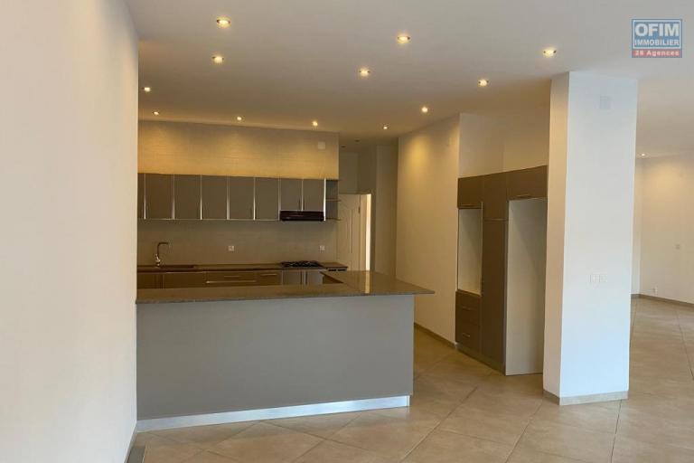 OFIM immobilier loue une villa F6 sur Ambatobe avec parking et piscine.
