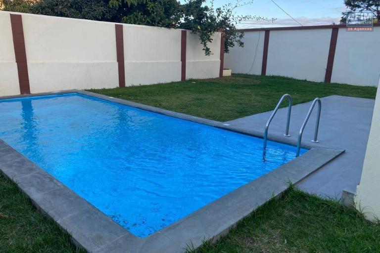 OFIM immobilier loue une villa F6 sur Ambatobe avec parking et piscine.
