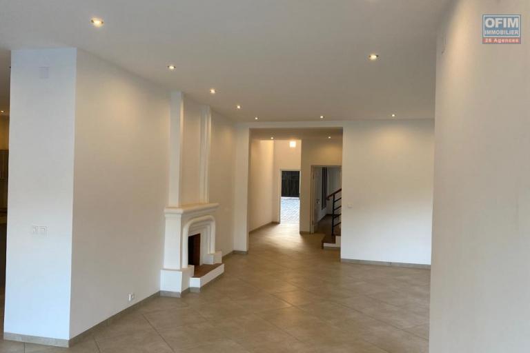 OFIM immobilier loue une villa F6 sur Ambatobe avec parking et piscine.