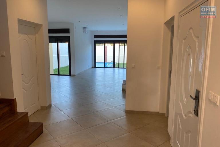 OFIM immobilier loue une villa F6 sur Ambatobe avec parking et piscine.