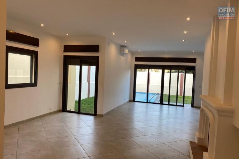 OFIM immobilier loue une villa F6 sur Ambatobe avec parking et piscine.
