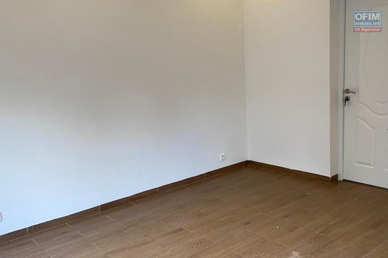 OFIM immobilier loue une villa F6 sur Ambatobe avec parking et piscine.