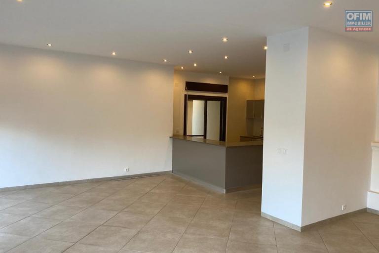 OFIM immobilier loue une villa F6 sur Ambatobe avec parking et piscine.