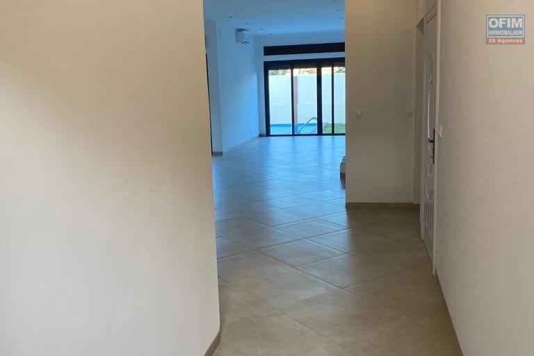OFIM immobilier loue une villa F6 sur Ambatobe avec parking et piscine.