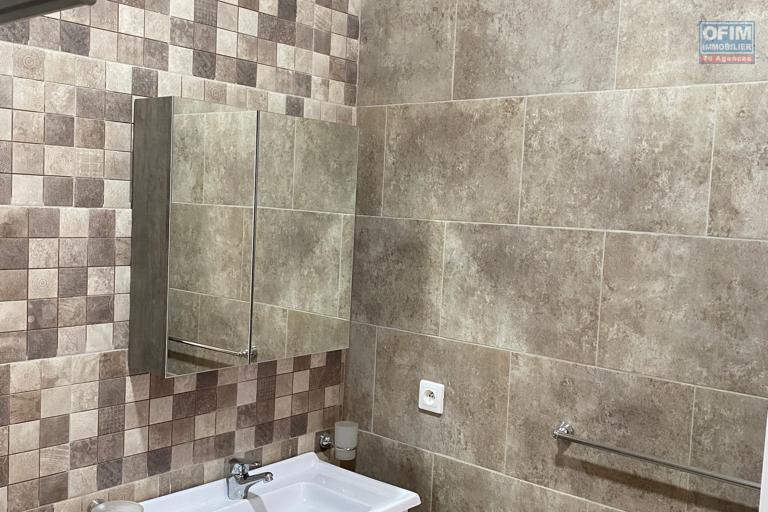 OFIM immobilier loue une villa F6 sur Ambatobe avec parking et piscine.