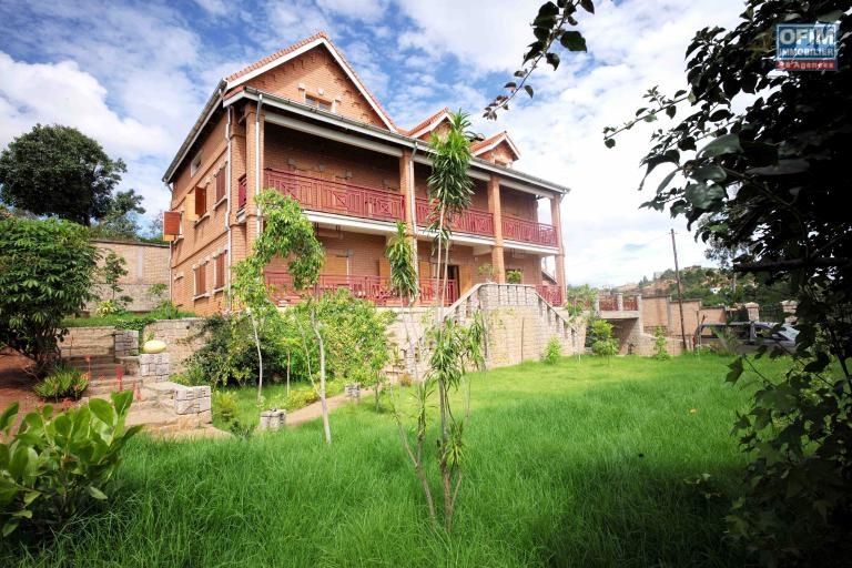 OFIM offre en vente une charmante villa F7 R+2 sur un terrain de 2000m2 sur Ilafy, à 15min d'Ambatobe