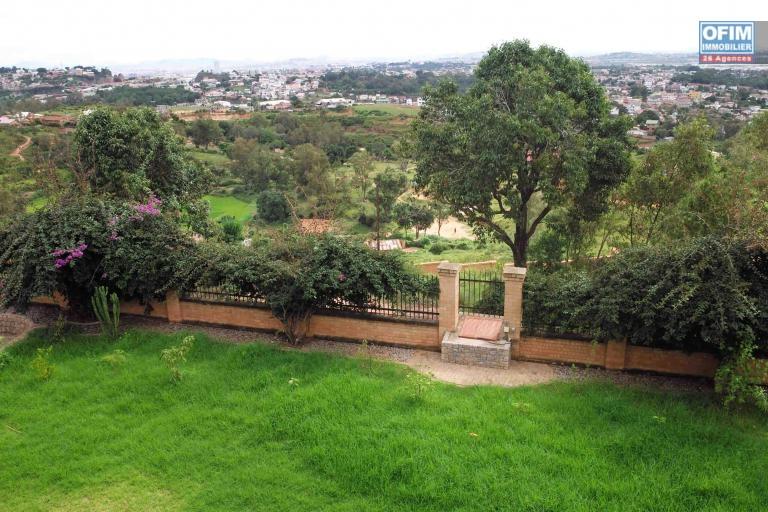 OFIM offre en vente une charmante villa F7 R+2 sur un terrain de 2000m2 sur Ilafy, à 15min d'Ambatobe